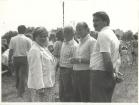 Festyn w Opojowicach. Stoją od prawej: Piotr Banaś, Andrzej Chowis, Tadeusz Krysztofiński, Stanisława Patyk (dyrektor GOK), 1986r.