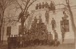 Strażacy przed budynkiem szkoły w Czarnożyłach, 1917-1918r.